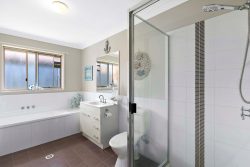 4 Mia Ct, Nikenbah QLD 4655, Australia