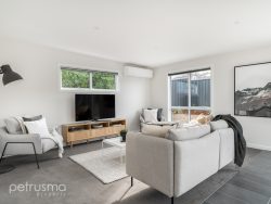 15 Nelumie St, Lindisfarne TAS 7015, Australia