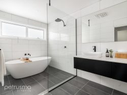 15 Nelumie St, Lindisfarne TAS 7015, Australia