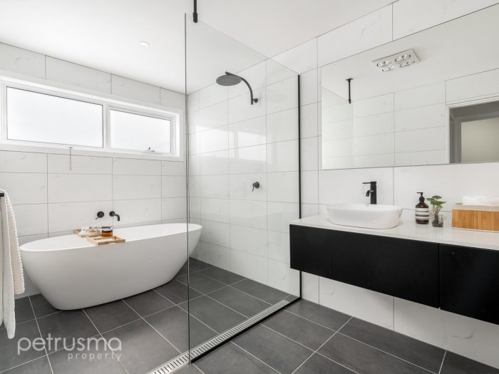 15 Nelumie St, Lindisfarne TAS 7015, Australia