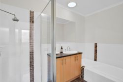 Unit 1/111 Rippon Rd, Hamilton VIC 3300, Australia