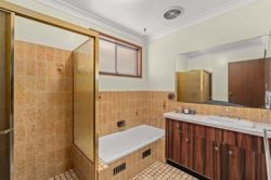 16 Uratta St, West Gosford NSW 2250, Australia