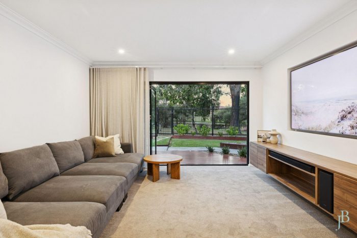 13 Limerick Pl, Waterford WA 6152, Australia