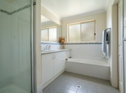 12 Lake Dr, Meringandan QLD 4352, Australia