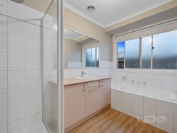 2 Nowie Cl, Kurunjang VIC 3337, Australia