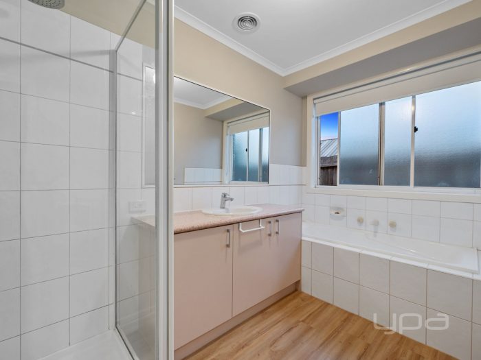 2 Nowie Cl, Kurunjang VIC 3337, Australia