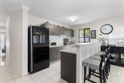 37 Severn Cres, North Lakes QLD 4509, Australia