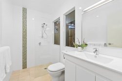 246 The Round Dr, Avoca Beach NSW 2251, Australia