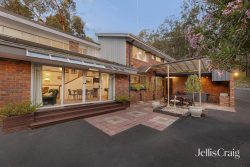 8 Chaim Ct, Donvale VIC 3111, Australia