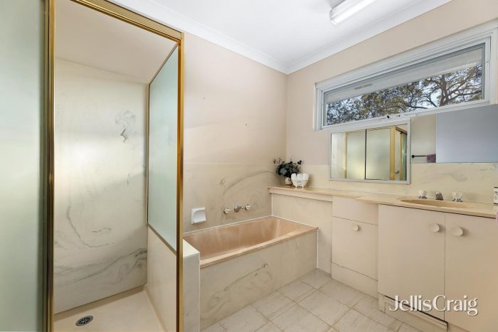 8 Chaim Ct, Donvale VIC 3111, Australia