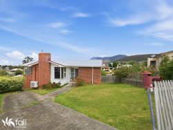 51 Cleburne St, Claremont TAS 7011, Australia