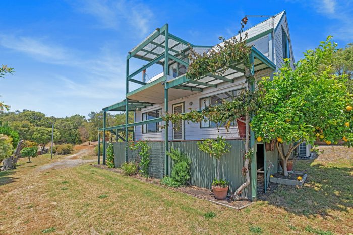 7 Connelly St, Little Grove WA 6330, Australia