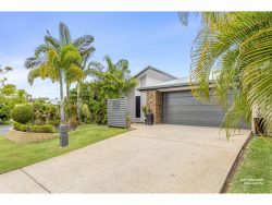 36 Geoff Wilson Dr, Norman Gardens QLD 4701, Australia