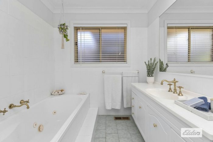 10 Kincora Pl, Bourkelands NSW 2650, Australia