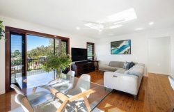 21 Pindari Ave, Burleigh Heads QLD 4220, Australia