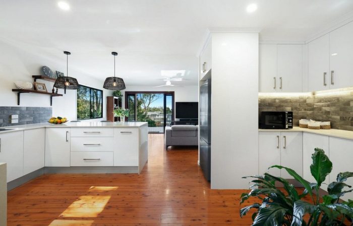 21 Pindari Ave, Burleigh Heads QLD 4220, Australia