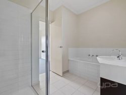 6 Roslyn Park Dr, Harkness VIC 3337, Australia