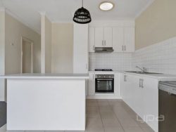 6 Roslyn Park Dr, Harkness VIC 3337, Australia