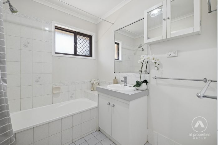 19 Myall St, Crestmead QLD 4132, Australia