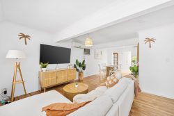 15 Adrian Cl, Bateau Bay NSW 2261, Australia