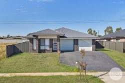 1 & 2/194 Warrah Drive, Tamworth NSW 2340, Australia