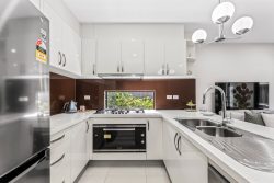 Unit 1/3 Folkestone Rd, Glen Waverley VIC 3150, Australia