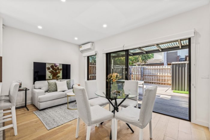 Unit 1/3 Folkestone Rd, Glen Waverley VIC 3150, Australia