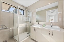 Unit 1/3 Folkestone Rd, Glen Waverley VIC 3150, Australia