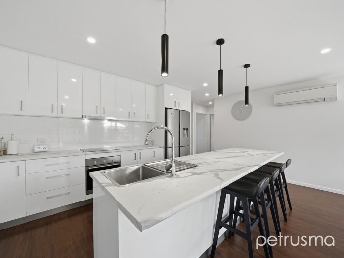 15 Kingsgate Cir, Huntingfield TAS 7055, Australia