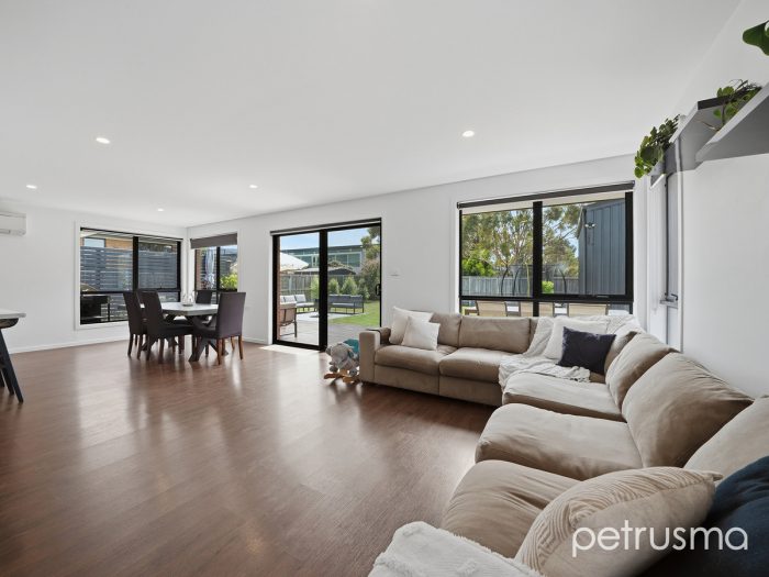 15 Kingsgate Cir, Huntingfield TAS 7055, Australia