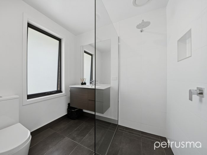 15 Kingsgate Cir, Huntingfield TAS 7055, Australia