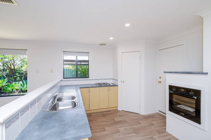 6 Regency Ramble, Wattle Grove WA 6107, Australia
