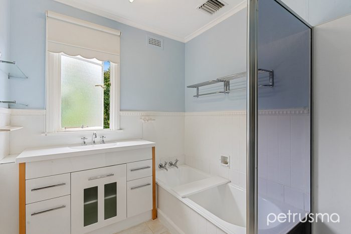 137 Derwent Ave, Lindisfarne TAS 7015, Australia