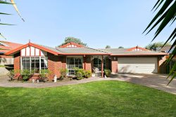 10 Gowanbrae Dr, Gowanbrae VIC 3043, Australia