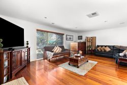 10 Gowanbrae Dr, Gowanbrae VIC 3043, Australia