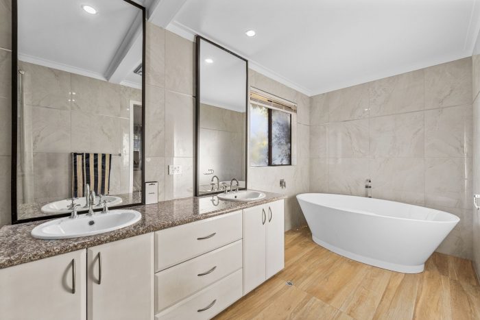 27 Greenpark Rd, Alexander Heights WA 6064, Australia