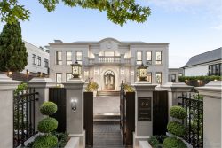 40 Monomeath Ave, Canterbury VIC 3126, Australia