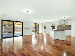 19 Ace Dr, Glenvale QLD 4350, Australia