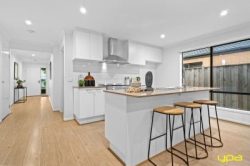 29 Elmsford Cres, Cranbourne West VIC 3977, Australia