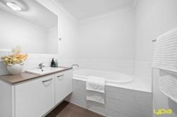 29 Elmsford Cres, Cranbourne West VIC 3977, Australia