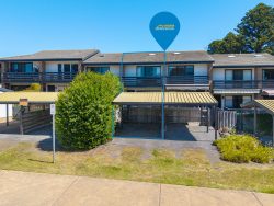 Unit 4/110 Griffiths St, Port Fairy VIC 3284, Australia