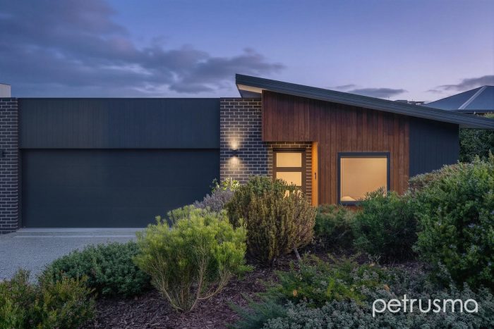 4 Lagoon View Court, Midway Point TAS 7171, Australia