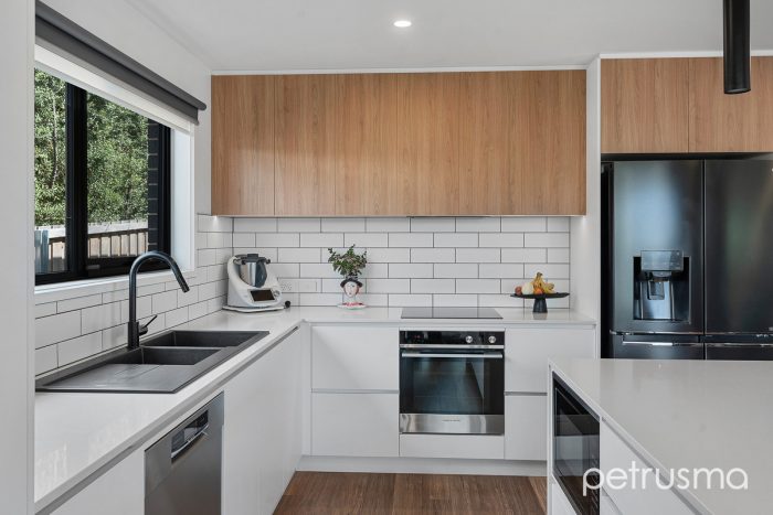 4 Lagoon View Court, Midway Point TAS 7171, Australia