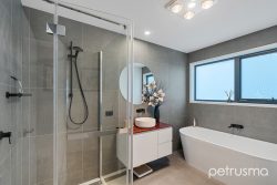 4 Lagoon View Court, Midway Point TAS 7171, Australia