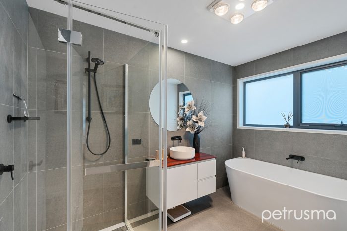 4 Lagoon View Court, Midway Point TAS 7171, Australia