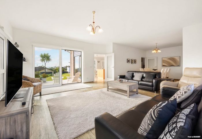 61 Roberta Crescent, Orewa, Rodney, Auckland, 0931, New Zealand