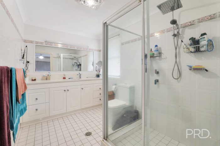 15A Bandalong St, Hillvue NSW 2340, Australia