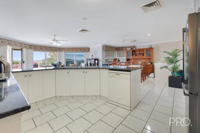 15A Bandalong St, Hillvue NSW 2340, Australia
