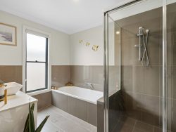 5 Bathers Wy, Morisset Park NSW 2264, Australia