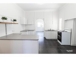 3/107 Sharples St, Berserker QLD 4701, Australia